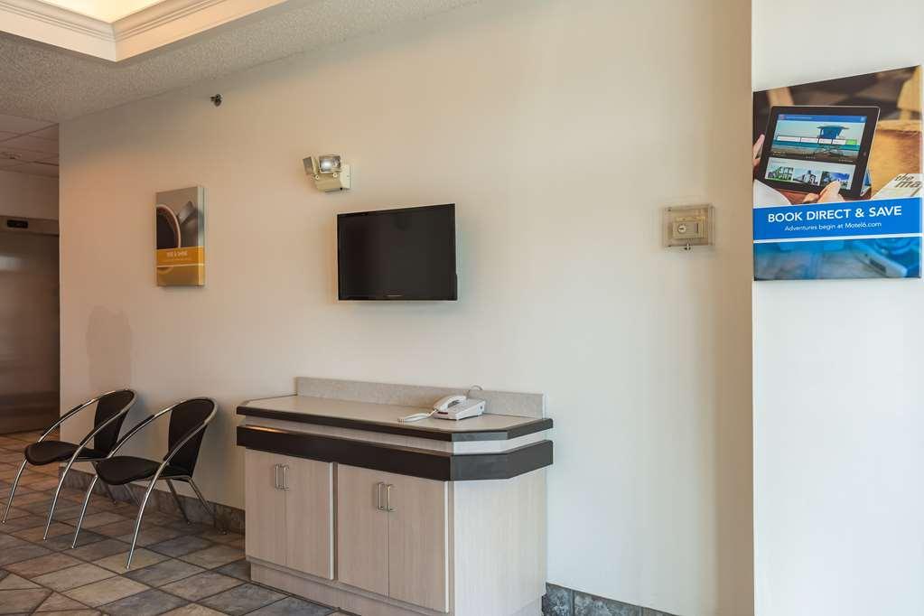 6-dale, In Hotel