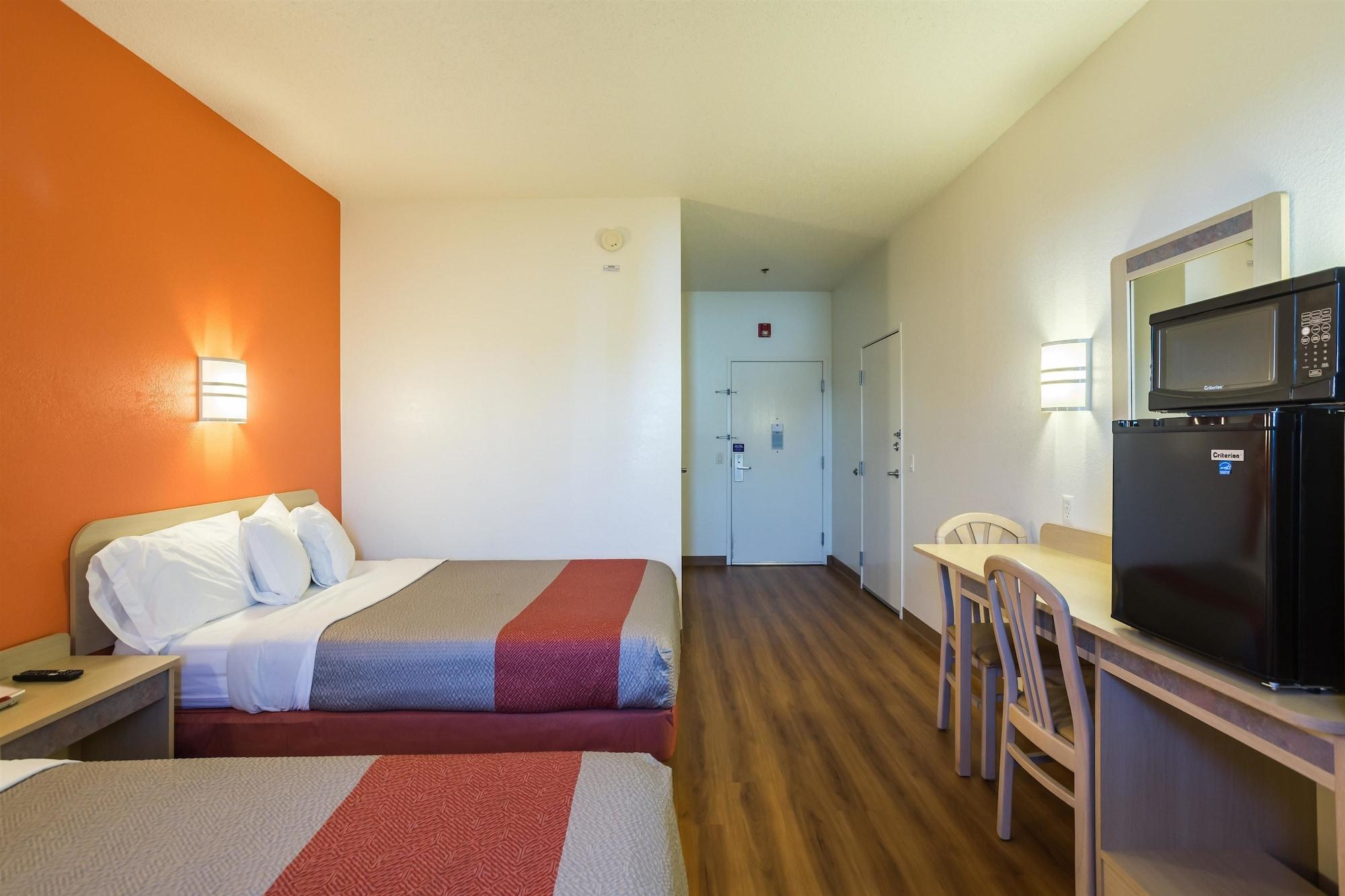 Hotel 6-dale, In