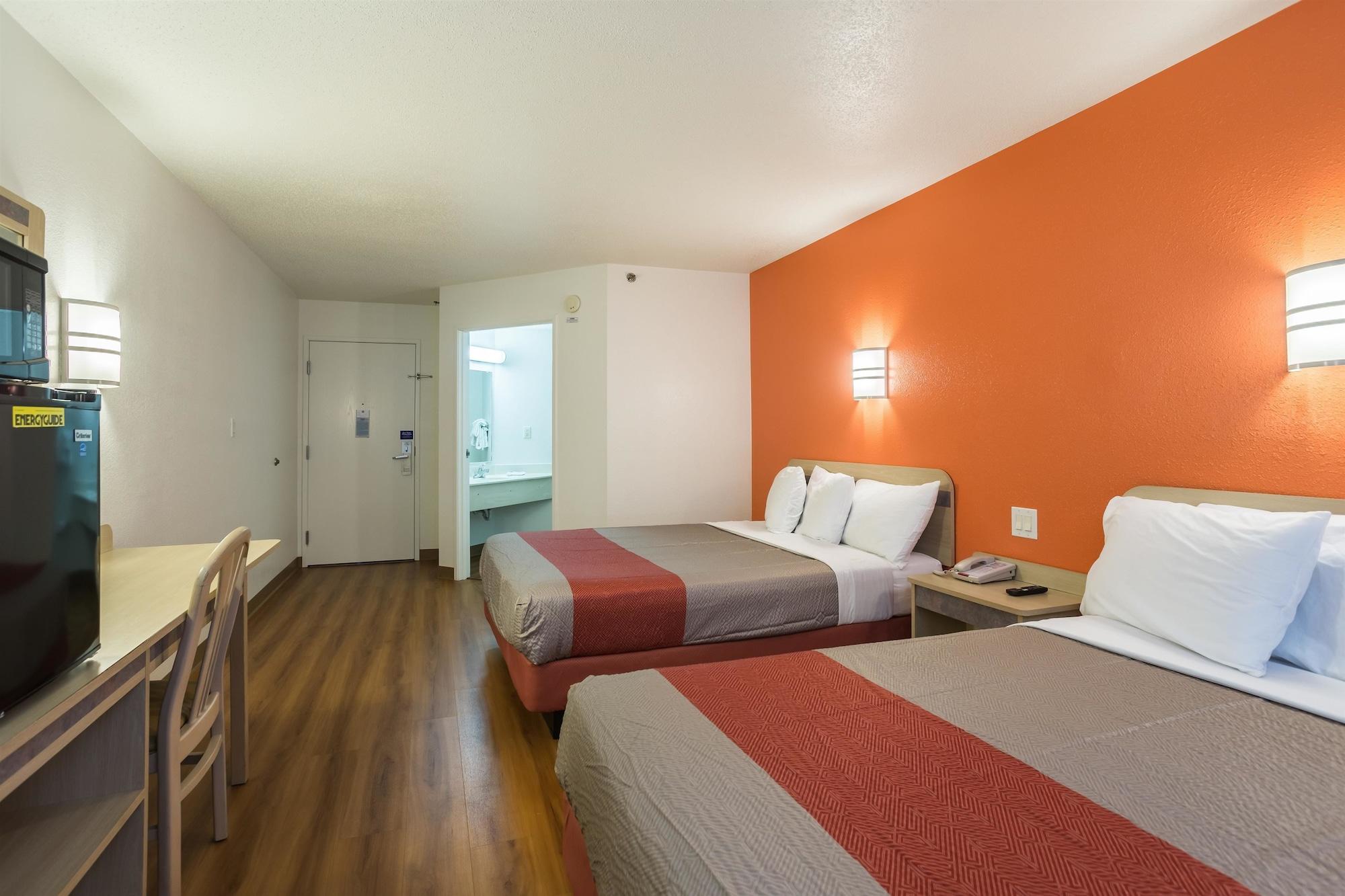 6-dale, In Hotel Dale