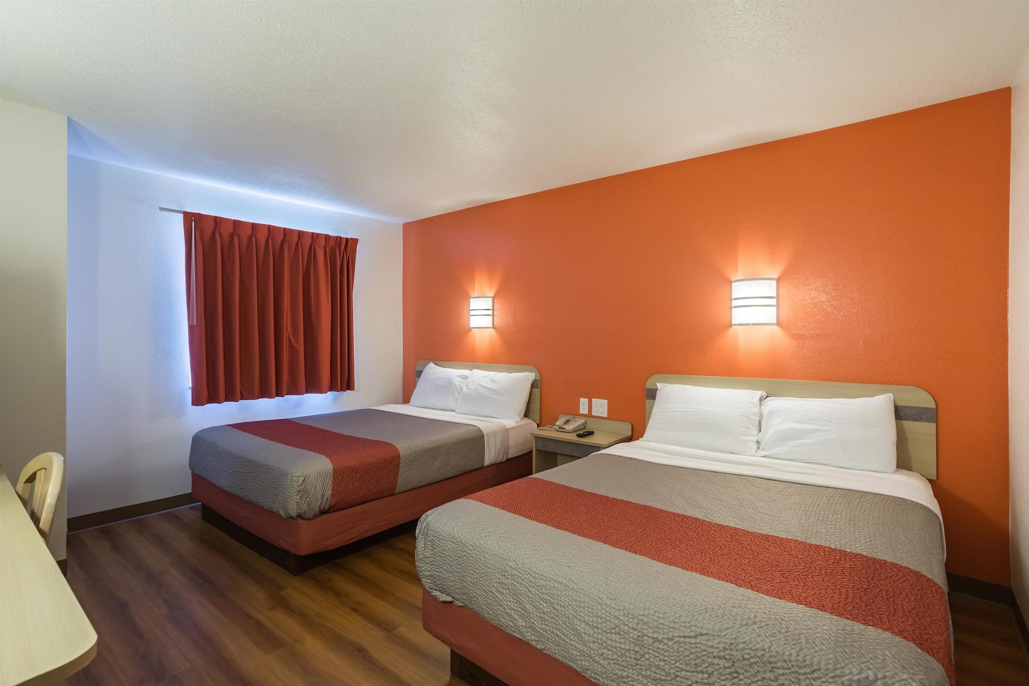 Hotel 6-dale, In 2*