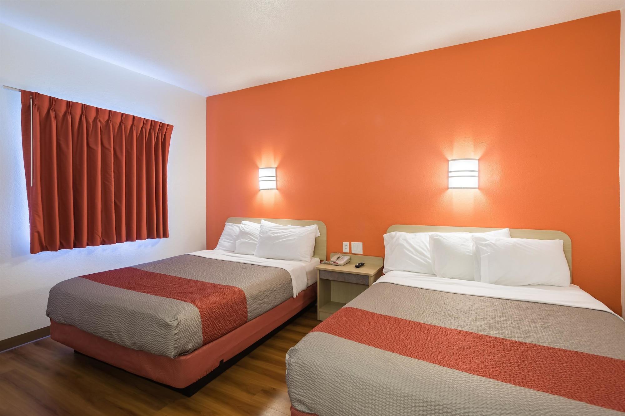 Hotel 6-dale, In 2*