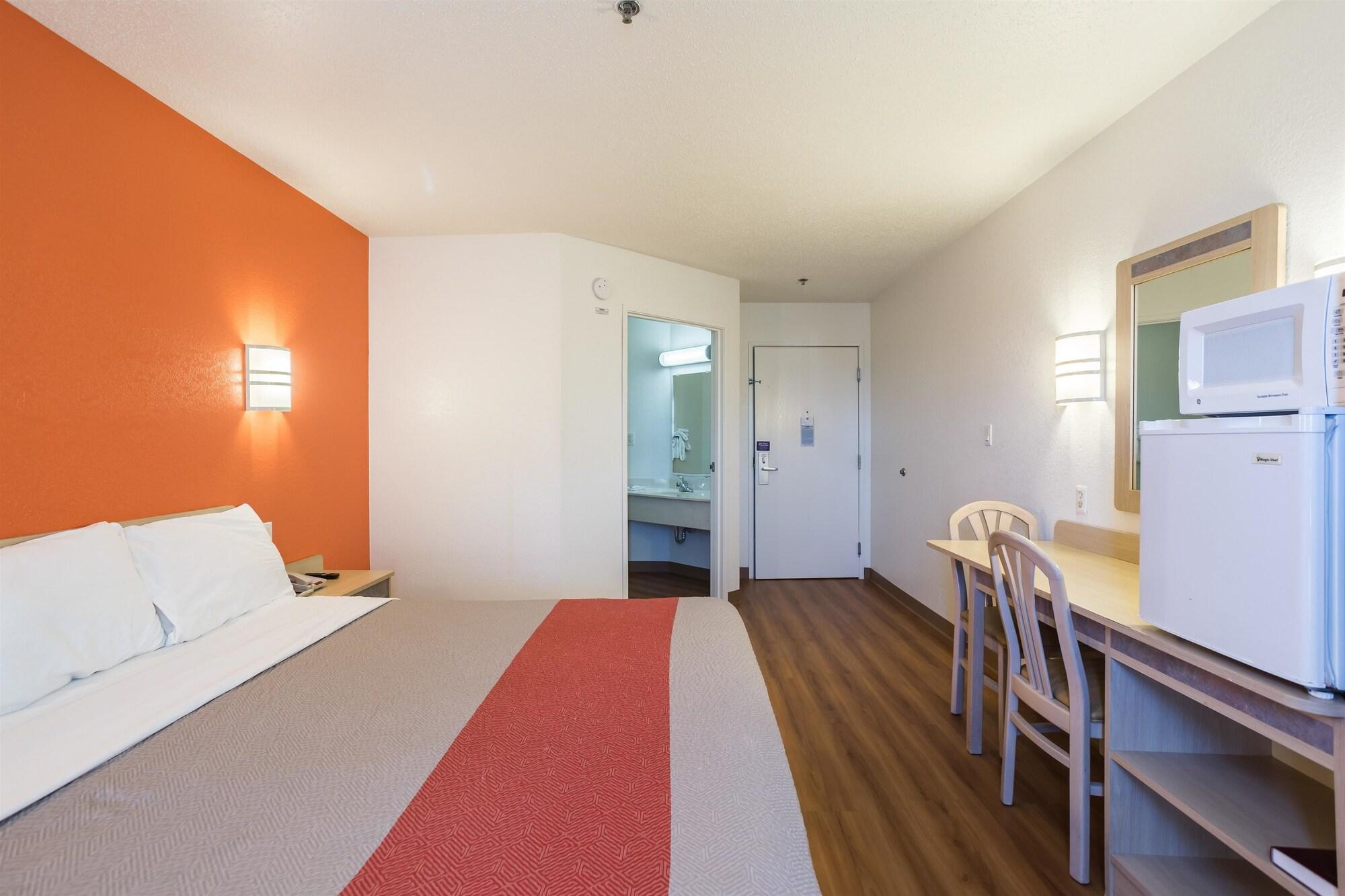 Hotel 6-dale, In Dale