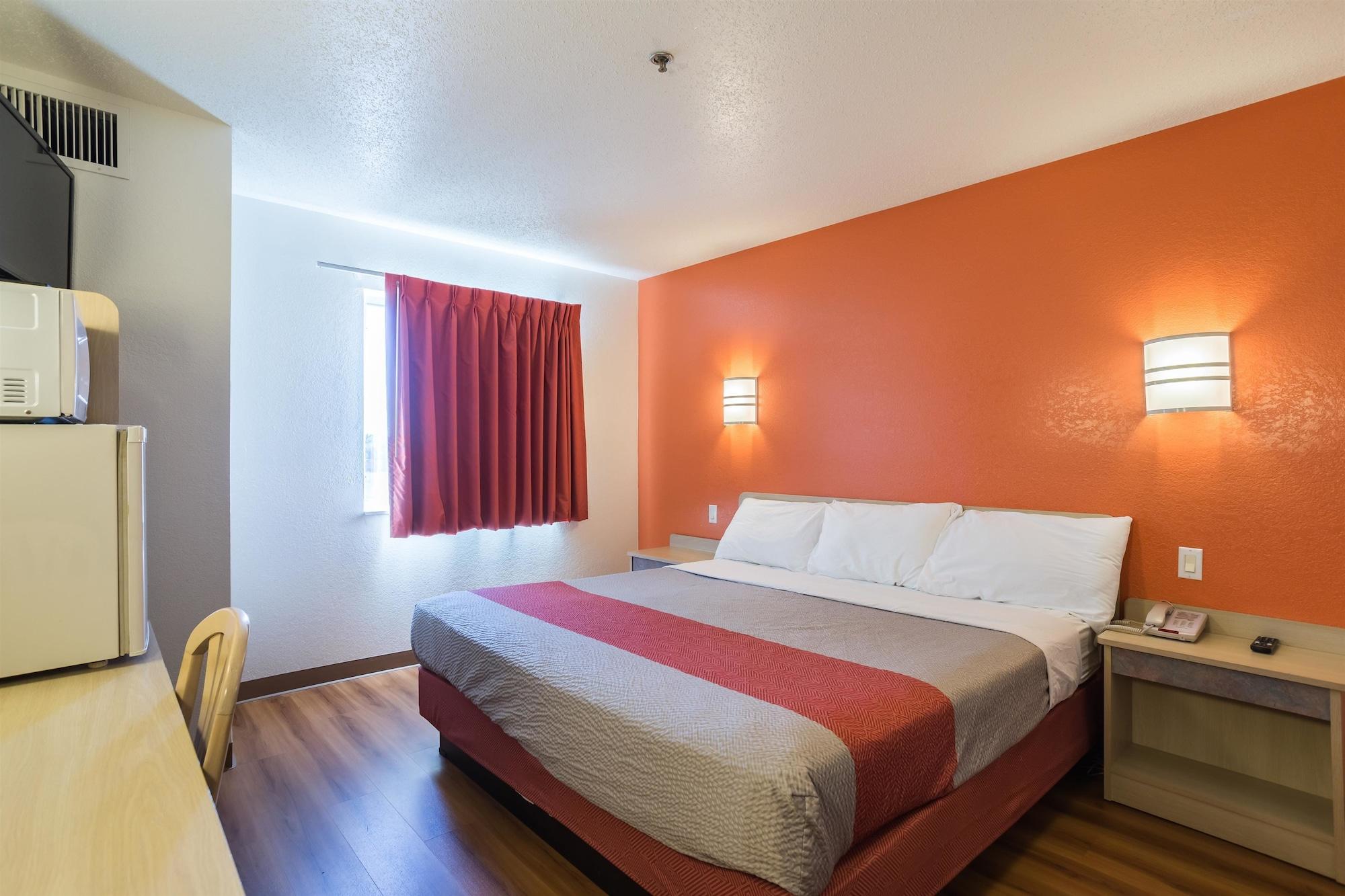 6-dale, In Hotel