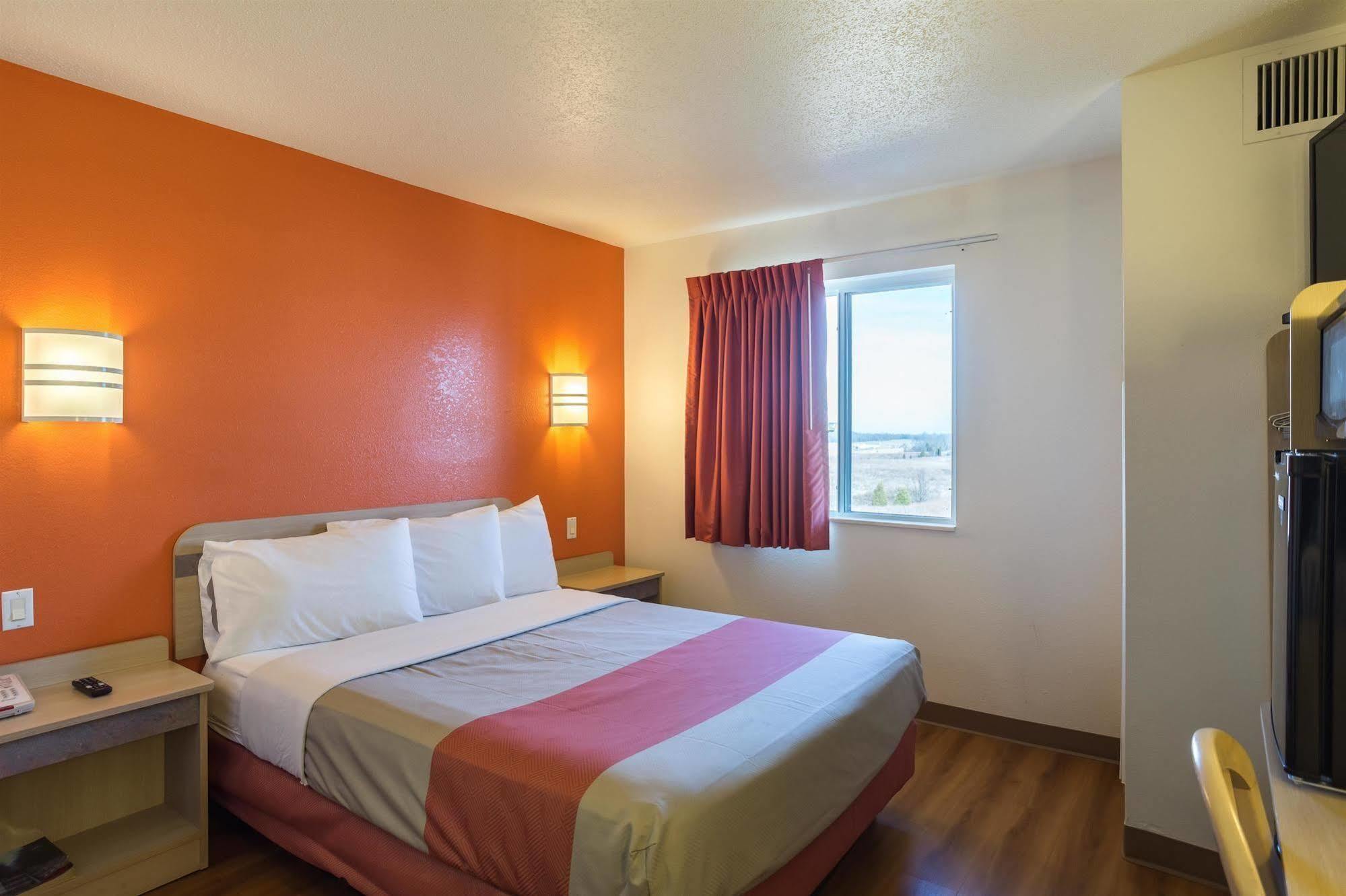 6-dale, In Hotel
